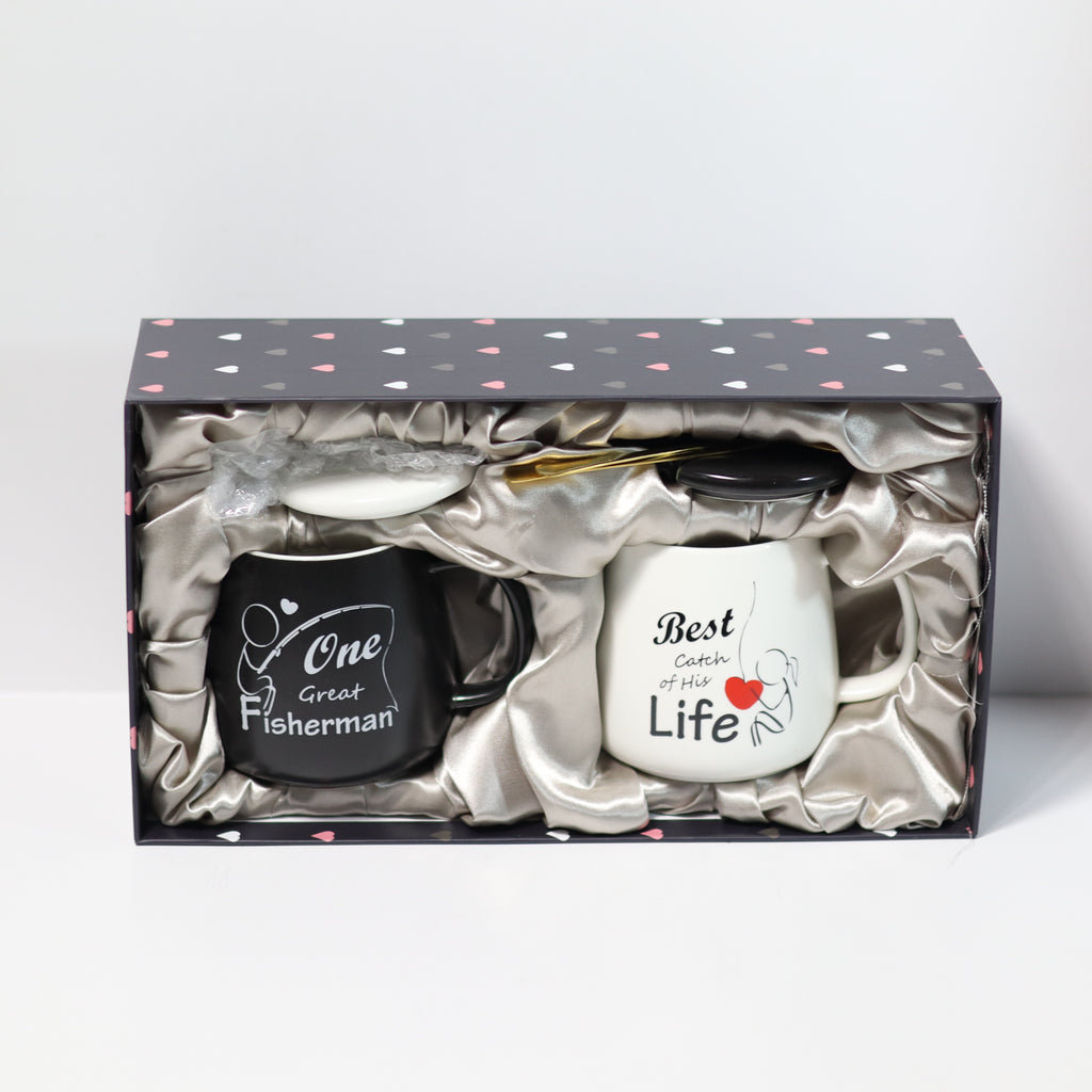 Two mugs in a decorative box with romantic sayings on a white background
