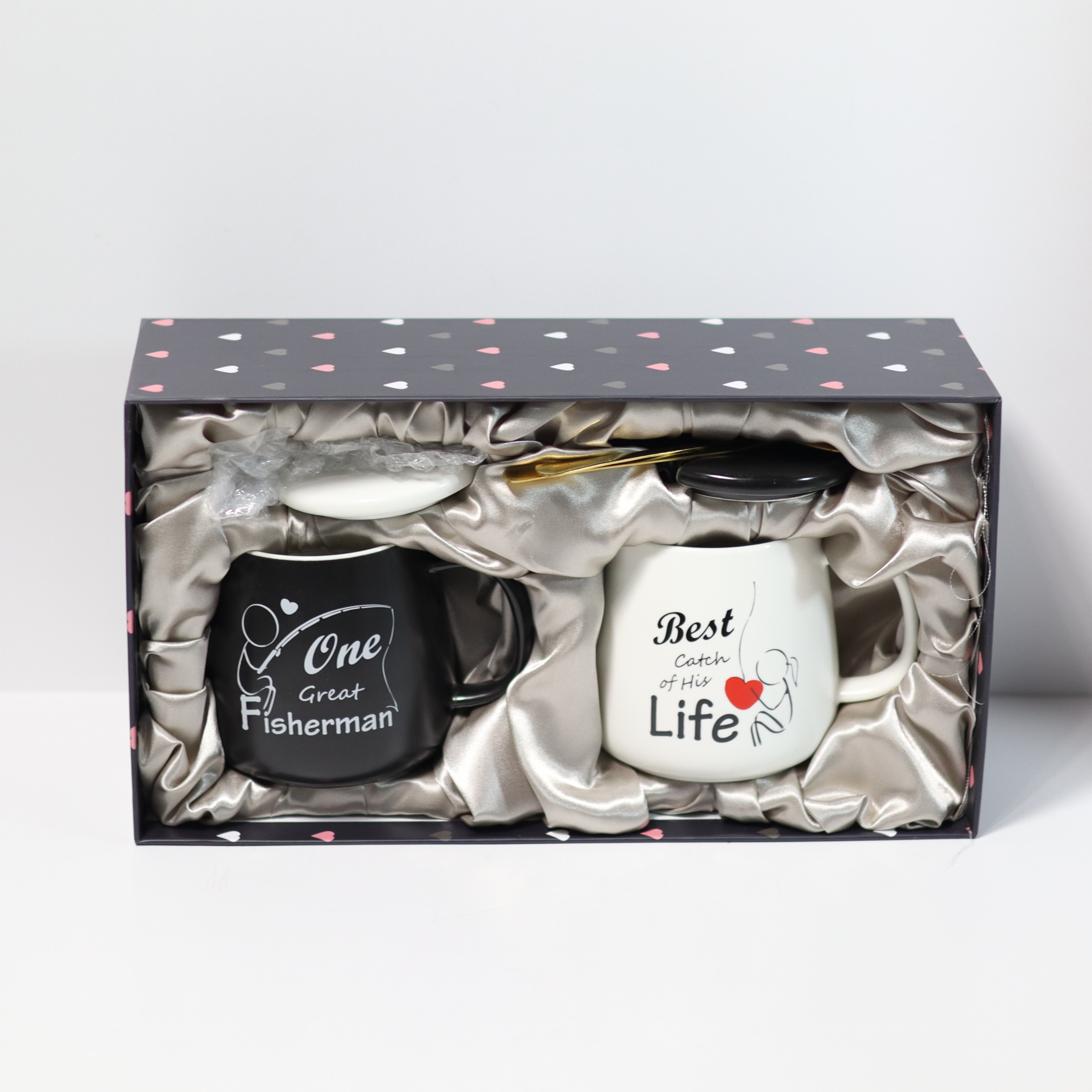 Two mugs in a decorative box with romantic sayings on a white background